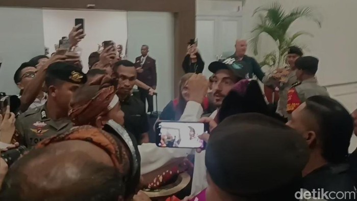 1759166980200-momen-francesco-bagnaia-atau-pecco-kaget-saat-disambut-ritual-sembek-saat-tiba-di-bandara-internasional-lombok-ntb-senin-29920-1759154871037_169