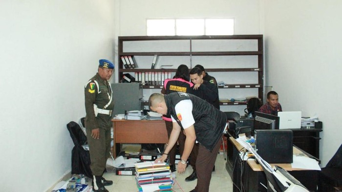 1759167012745-tim-kejaksaan-saat-menggeledah-kantor-kpu-sumba-timur-ntt-senin-2992025-dok-kejari-sumba-timur-1759153315258_169