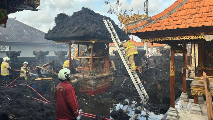 1759167029237-sejumlah-pelinggih-ludes-dilalap-api-akibat-kebakaran-bedeng-proyek-vila-di-kerobokan-kecamatan-kuta-utara-badung-bali-senin-2-1759150922265_169