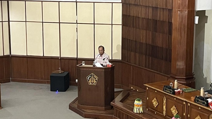 1759167087666-gubernur-bali-wayan-koster-saat-rapat-paripurna-dprd-bali-di-kantor-gubernur-bali-senin-2992025-rizki-setyodetikbali-1759137872501_169