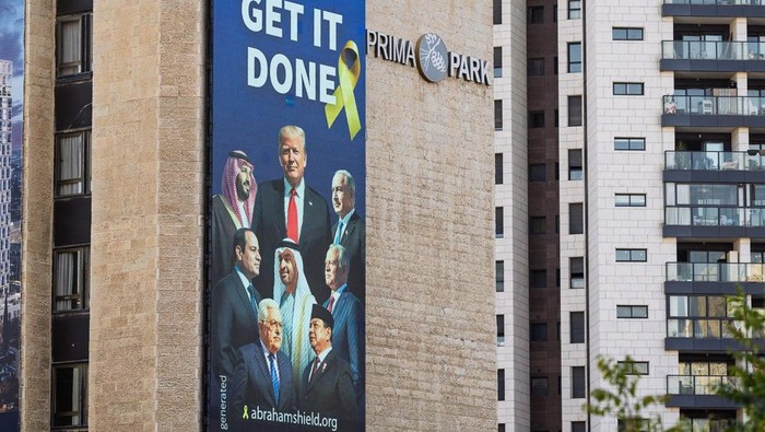 1759210486569-foto-presiden-ri-prabowo-subianto-bersama-presiden-as-donald-trump-dan-pemimpin-negara-arab-lainnya-di-baliho-abraham-shield-i-1759200111619_169