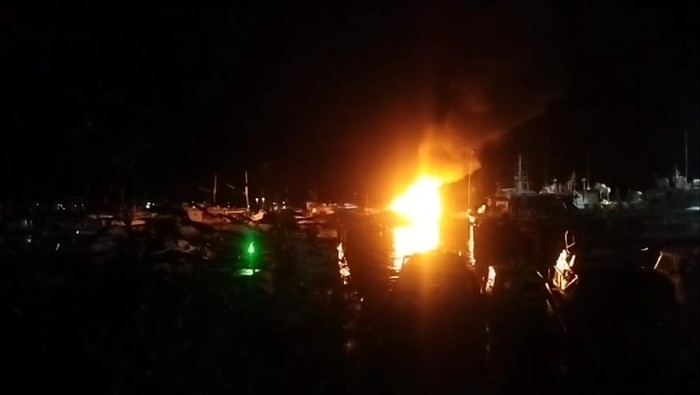 1759210569267-kapal-terbakar-di-perairan-labuan-bajo-manggarai-barat-ntt-senin-2992025-malam-tangkapan-layar-video-1759153837464_169