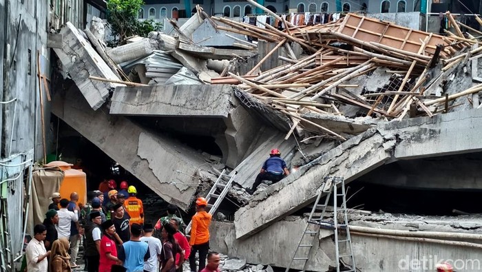 1759210611803-tim-sar-gabungan-mencari-korban-terjebak-di-ponpes-al-khoziny-sidoarjo-ambruk-1759142022690_169