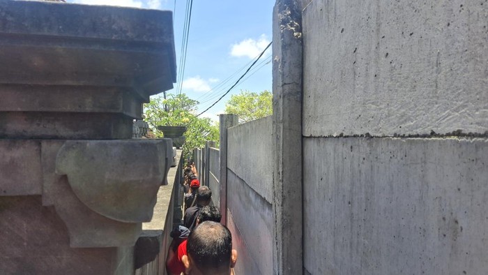 1759210739901-kondisi-tembok-gwk-cultural-park-yang-menghalangi-akses-warga-desa-ungasan-kecamatan-kuta-selatan-badung-jumat-2692025-fabiola-1758875607464_169