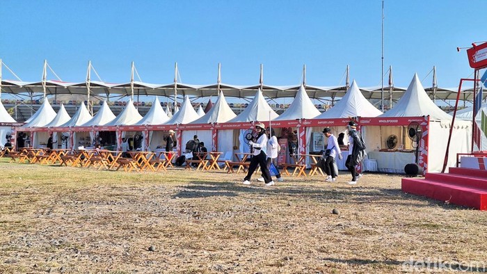 1759232031844-suasana-lapak-umkm-di-antara-tribun-reguler-grandstand-h-dan-premium-grandstand-a-kawasan-sirkuit-internasional-mandalika-lomb_169