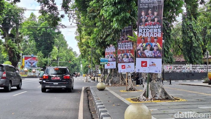 1759232042561-sejumlah-poster-motogp-mandalika-2025-dipaku-di-pohon-di-area-taman-sangkareang-kota-mataram-selasa-3092025-1759228111773_169