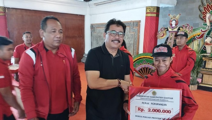 1759253346318-wabup-gianyar-anak-agung-gde-mayun-menyerahkan-bonus-kepada-kontingen-gianyar-peraih-medali-dalam-porjar-bali-2025-di-balai-bu-1759232733589_169