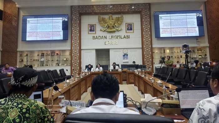 1759253428541-perwakilan-guru-swasta-bima-melaksanakan-rdp-dengan-anggota-baleg-dpr-ri-di-ruangan-baleg-jakarta-selasa-3092025-1759240171936_169