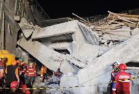 1759296971640-evakuasi-korban-bangunan-ponpes-ambruk-1759250529703_43