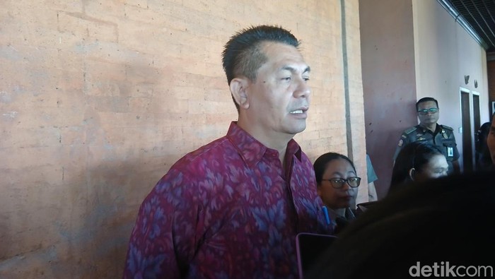 1759318329971-ketua-dprd-bali-dewa-made-mahayadnya-diwawancarai-usai-rapat-bersama-pemprov-bali-rabu-1102025-1759314124237_169