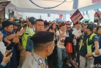 1759318338278-pembalap-ducati-lenovo-marc-marquez-saat-tiba-di-bandara-internasional-lombok-rabu-1102025-foto-edi-suryansyahdetikbali-1759312289848_169