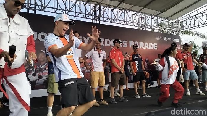 1759318406672-para-rider-motogp-joget-tabola-bale-saat-parade-di-mataram-rabu-1102025-1759311886890_169