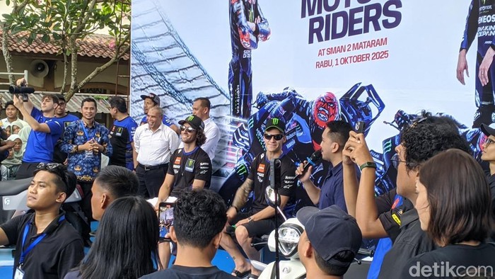 1759318544231-dua-rider-monster-energy-yamaha-alex-rins-dan-fabio-quartararo-saat-menyapa-ribuan-siswa-siswi-di-sman-2-mataram-rabu-1102025--1759306792190_169