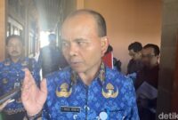 1759318570982-kepala-dinas-lhk-bali-i-made-rentin-di-kantor-dprd-bali-rabu-1102025-rizki-setyo-1759301416141_169