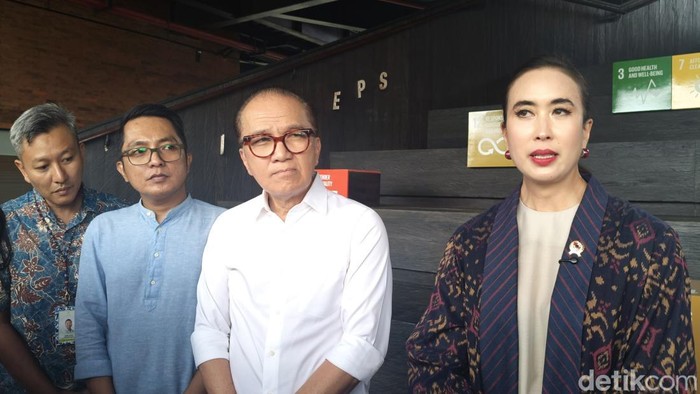 1759339899347-menteri-pariwisata-widiyanti-putri-wardhana-paling-kanan-saat-dijumpai-di-kek-kura-kura-bali-denpasar-rabu-1102025-foto-ni-mad-1759324664896_169