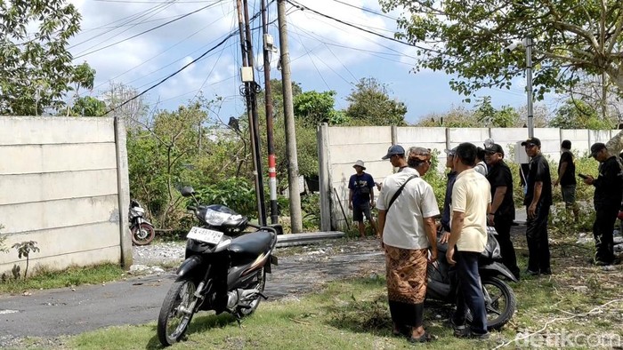 1759339927017-tembok-gwk-yang-bikin-warga-ungasan-badung-terisolasi-selama-setahun-akhirnya-dibongkar-rabu-pagi-1102025-agus-ekadetikbali-1759295618969_169