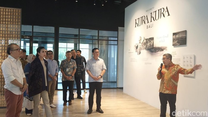 1759339970070-menteri-pariwisata-widiyanti-putri-wardhana-saat-mengunjungi-kawasan-ekonomi-khusus-kek-kura-kura-bali-di-pulau-serangan-denpa-1759320182531_169