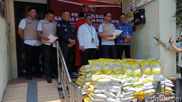 1759340012625-polda-ntb-menggelar-konferensi-pers-penyerahan-tersangka-dan-barang-bukti-kasus-pengoplosan-beras-di-depan-gedung-ditreskrimsu-1759317396308_169