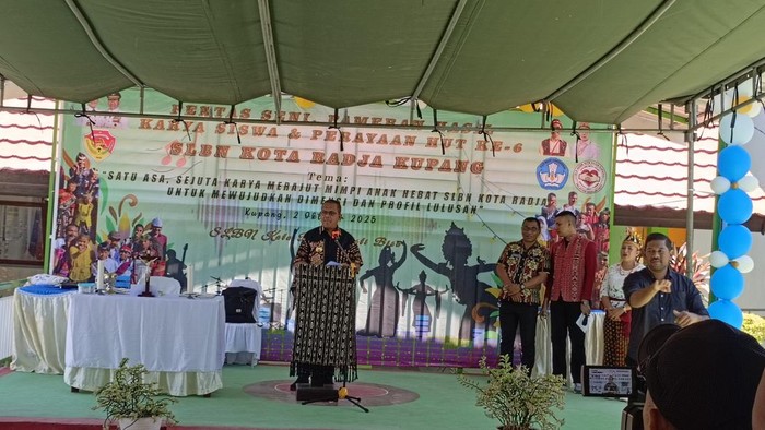 1759383353104-gubernur-ntt-emanuel-melkiades-laka-lena-saat-memberikan-sambutan-dalam-perayaan-hut-ke-6-slbm-kota-radja-kupang-ntt-simon-sel-1759379876645_169