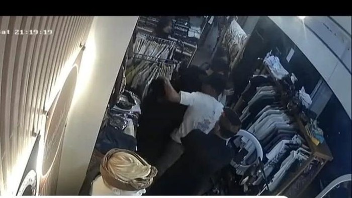 1759404588399-tangkapan-layar-video-dugaan-penganiayaan-siswa-smp-oleh-seorang-kaling-di-jembrana-bali-sabtu-2792025-foto-dok-istimewa-1759401908570_169