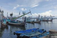 1759404614825-sejumlah-kapal-nelayan-di-kolam-labuh-pelabuhan-perikanan-nusantara-ppn-pengambengan-kecamatan-negara-jembrana-bali-senin-1032-1741593811572_169