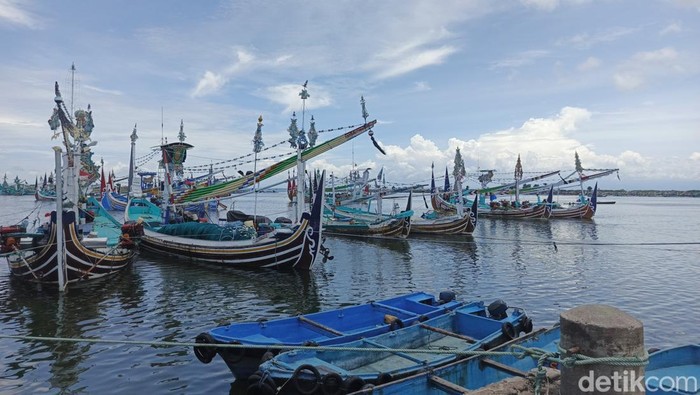 1759404614825-sejumlah-kapal-nelayan-di-kolam-labuh-pelabuhan-perikanan-nusantara-ppn-pengambengan-kecamatan-negara-jembrana-bali-senin-1032-1741593811572_169