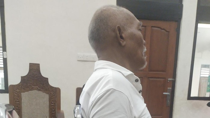 1759404625557-kakek-i-wayan-wendita-saat-menjalani-sidang-putusan-di-pn-denpasar-kamis-2102025-1759400740626_169