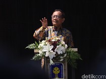 1759404760529-mahfud-md-saat-ditemui-wartawan-di-uii-jumat-13122024_43