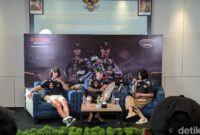 1759426329316-fabio-quartararo-bersama-alex-rins-saat-konferensi-di-kota-mataram-rabu-sore-1102025-1759406514464_169