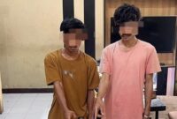 1759426409538-dua-kurir-yang-diupah-rp-200-ribu-ditangkap-polisi-di-kecamatan-woha-kabupaten-bima-ntb-rabu-1102025-1759412325856_169