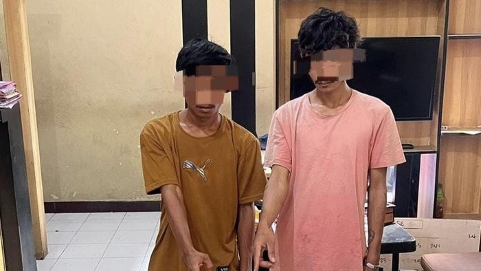 1759426409538-dua-kurir-yang-diupah-rp-200-ribu-ditangkap-polisi-di-kecamatan-woha-kabupaten-bima-ntb-rabu-1102025-1759412325856_169