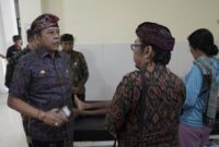 1759426452315-bupati-karangasem-i-gusti-putu-parwata-saat-mendatangi-puskesmas-bebandem-kamis-2102025-foto-dok-prokopim-karangasem-1759409274282_169