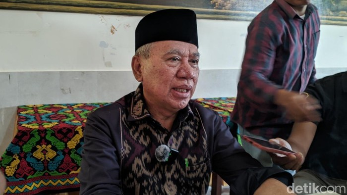 1759426491085-ketua-dpw-ppp-ntb-muzhir-saat-memberikan-keterangan-soal-hasil-muktamar-ke-x-di-kota-mataram-kamis-2102025-1759407903748_169