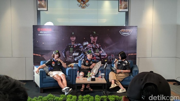 1759426522874-fabio-quartararo-bersama-alex-rins-saat-konferensi-di-kota-mataram-rabu-sore-1102025-1759406514464_169