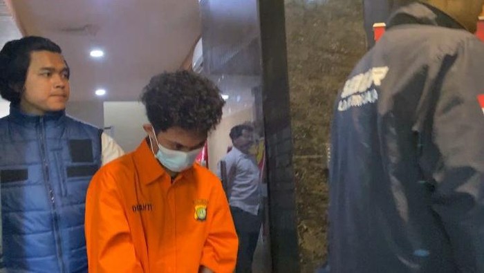 1759469564136-tersangka-wft-yang-diduga-hacker-bjorka-pakai-baju-tahanan-oranye-wildandetikcom-1759399525833_169