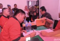 1759491409793-penyerahan-dua-tersangka-kasus-pembunuhan-brigadir-muhammad-nurhadi-yang-berlangsung-di-kejari-mataram-jumat-3102025-1759481782906_169