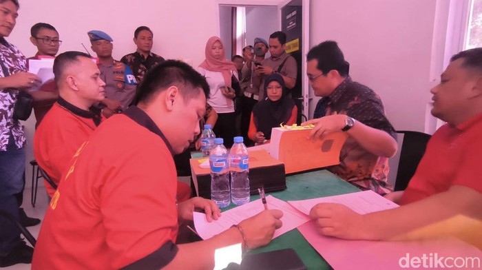 1759491409793-penyerahan-dua-tersangka-kasus-pembunuhan-brigadir-muhammad-nurhadi-yang-berlangsung-di-kejari-mataram-jumat-3102025-1759481782906_169