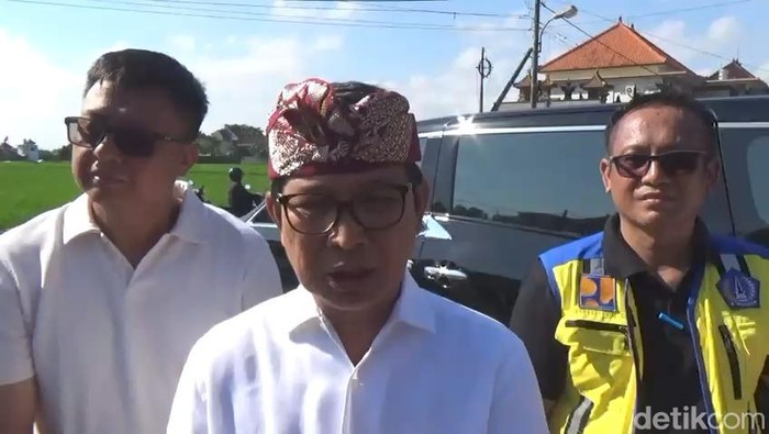 1759491512839-bupati-badung-i-wayan-adi-arnawa-ditemui-saat-penurunan-kabel-telekomunikasi-di-sading-mengwi-jumat-3102025-agus-ekadetikbali-1759475389692_169