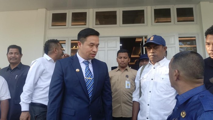 1759512596208-wali-kota-kupang-christian-widodo-yang-diwawancarai-di-kupang-jumat-3102025-simon-sellydetikbali-1759505646864_169