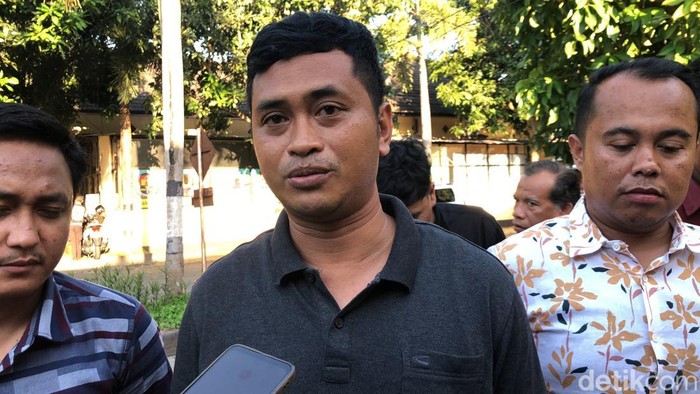 1759512797298-kuasa-hukum-keluarga-brigadir-esco-lalu-anton-heriawan-usai-menemui-kapolres-lombok-barat-jumat-392025-1759499904828_169