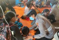 1759512813852-sejumlah-siswa-sd-saat-mendapat-penanganan-medis-di-tenda-darurat-yang-dibangun-polisi-di-lapangan-puspenmas-soe-kabupaten-tts-1759497986069_169