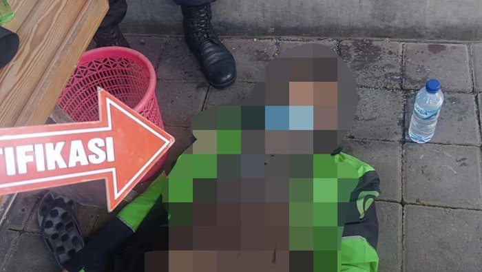 1759512819490-pengemudi-ojol-tetiba-ambruk-lalu-meninggal-sempat-ditolong-warga-di-desa-munggu-badung-jumat-3102025-dok-polres-badung-1759497751591_169