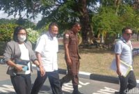 1759512830141-jonas-salean-tengah-baju-putih-saat-memasuki-kejati-ntt-untuk-diperiksa-sebagai-saksi-kasus-korupsi-pengalihan-aset-pemkab-kup_169