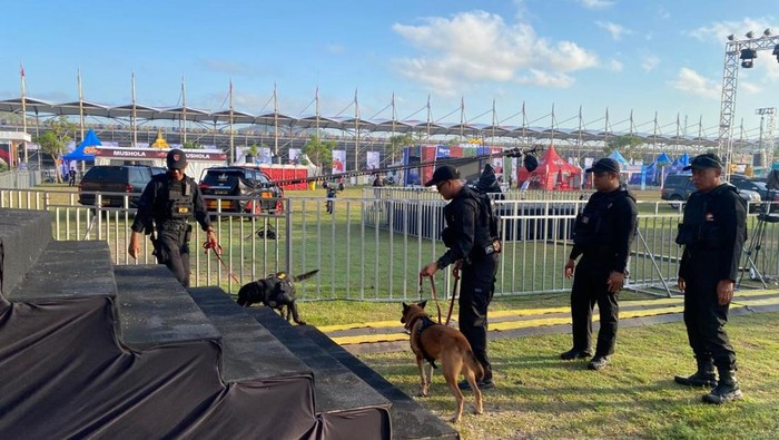 1759512835705-puluhan-satwa-k9-dikerahkan-untuk-melakukan-sterilisasi-area-sirkuit-mandalika-jelang-balapan-seri-ke-18-pertamina-grand-prix--1759495737951_169
