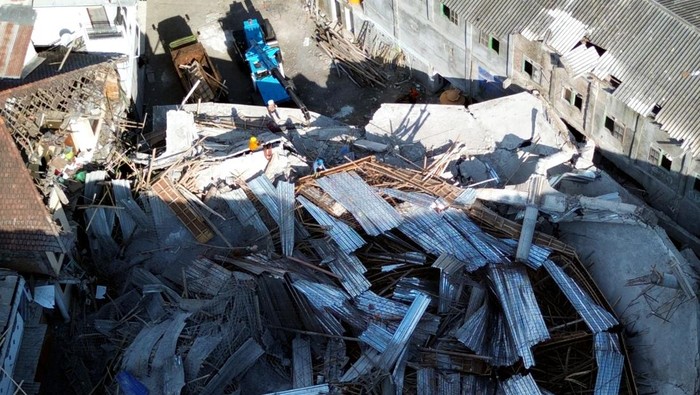 1759555828216-alat-berat-dikerahkan-bongkar-reruntuhan-ponpes-al-khoziny-sidoarjo-1759460099821_169