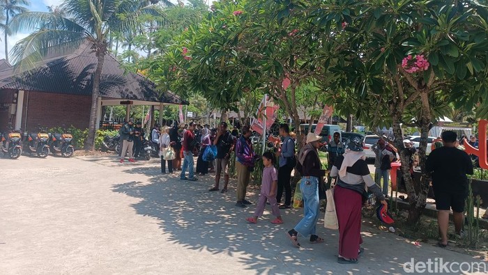 1759577552753-sejumlah-warga-berjejer-menawarkan-tiket-motogp-mandalika-kepada-pengunjung-bazaar-mandalika-sabtu-4102025-foto-edi-suryansyah-1759556591070_169