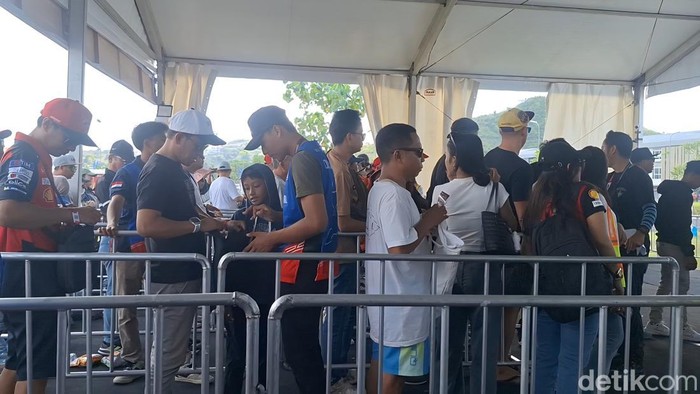 1759642183791-penonton-mulai-berdatangan-menjelang-final-race-motogp-di-sirkuit-mandalika-lombok-tengah-ntb-minggu-5102025-foto-nathea-citra-1759636641003_169