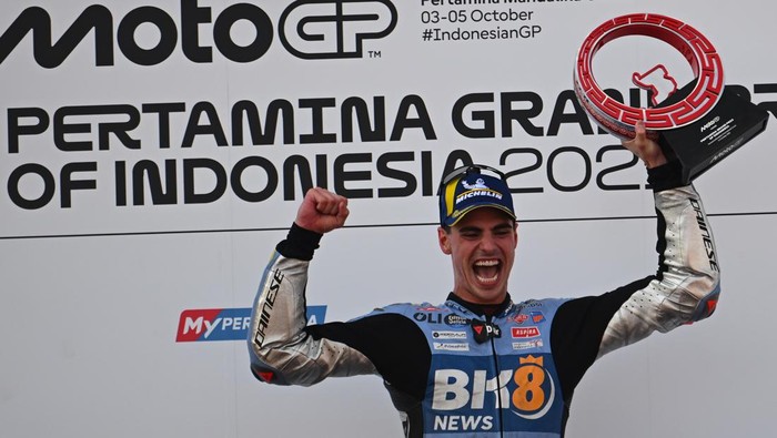 1759663817540-fermin-aldeguer-angkat-trofi-juara-motogp-indonesia-2025-di-mandalika-1759656599589_169