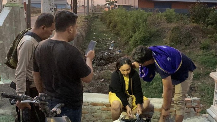 1759663823368-ek-37-irt-di-desa-pandai-kecamatan-woha-kabupaten-bima-ntb-ditangkap-polisi-seusai-mengambil-paket-obat-keras-terlarang-kirima-1759657710810_169