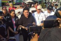 1759663855926-menpora-erick-thohir-saat-ditemui-awak-media-seusai-memberikan-trofi-kepada-pemenang-motogp-2025-di-sirkuit-mandalika-minggu-5-1759655717112_169